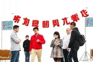 海报署名修改事件条目封面，两版海报的署名区域特写