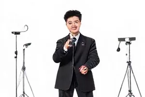 演唱会退票罗生门条目封面，散落的纸质票根与检票闸机